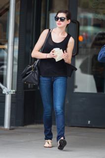 Anne Hathaway feet photo thumbnail