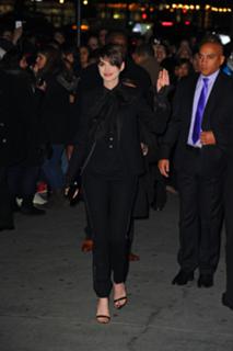 Anne Hathaway feet photo thumbnail