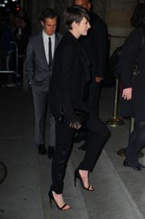 Anne Hathaway feet photo thumbnail