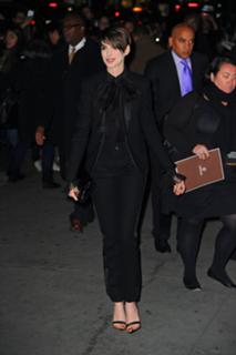 Anne Hathaway feet photo thumbnail