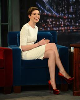 Anne Hathaway feet photo thumbnail