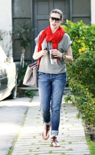 Anne Hathaway feet photo thumbnail