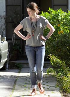 Anne Hathaway feet photo thumbnail