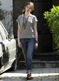 Anne Hathaway feet photo thumbnail