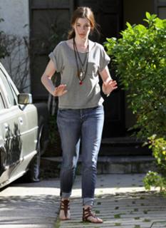 Anne Hathaway feet photo thumbnail