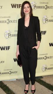 Anne Hathaway feet photo thumbnail
