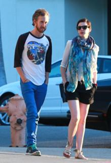 Anne Hathaway feet photo thumbnail