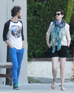 Anne Hathaway feet photo thumbnail