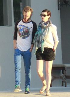 Anne Hathaway feet photo thumbnail