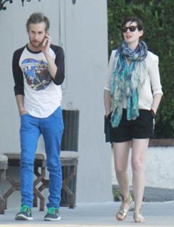Anne Hathaway feet photo thumbnail