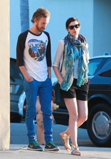 Anne Hathaway feet photo thumbnail