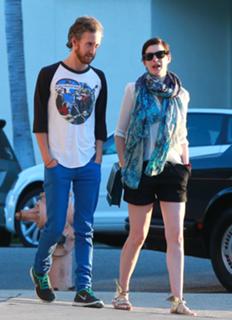 Anne Hathaway feet photo thumbnail