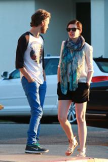 Anne Hathaway feet photo thumbnail