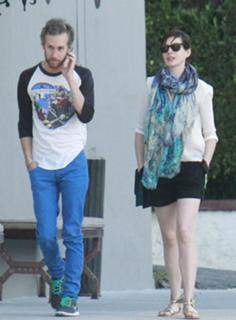 Anne Hathaway feet photo thumbnail