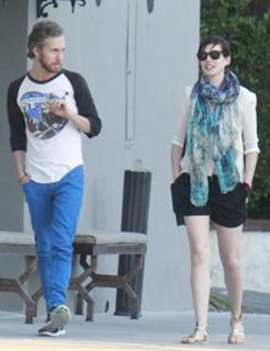 Anne Hathaway feet photo thumbnail