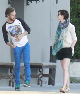 Anne Hathaway feet photo thumbnail