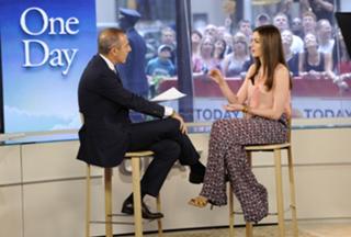 Anne Hathaway feet photo thumbnail