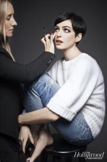 Anne Hathaway feet photo thumbnail