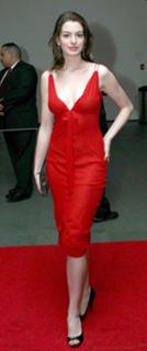 Anne Hathaway feet photo thumbnail