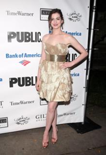 Anne Hathaway feet photo thumbnail