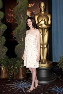 Anne Hathaway feet photo thumbnail