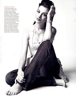 Anne Hathaway feet photo thumbnail