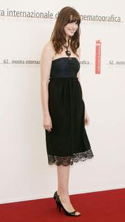 Anne Hathaway feet photo thumbnail