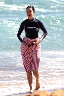 Anne Hathaway feet photo thumbnail