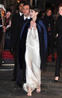 Anne Hathaway feet photo thumbnail
