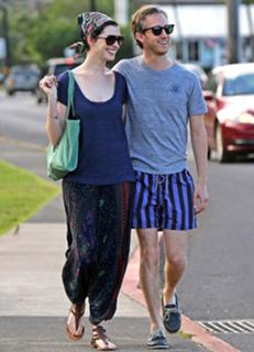 Anne Hathaway feet photo thumbnail