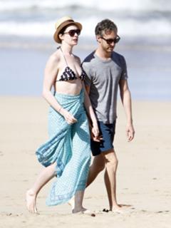 Anne Hathaway feet photo thumbnail