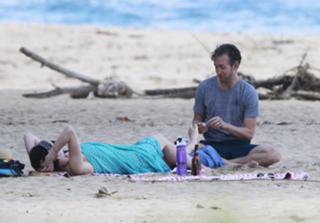Anne Hathaway feet photo thumbnail