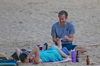 Anne Hathaway feet photo thumbnail