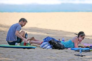 Anne Hathaway feet photo thumbnail