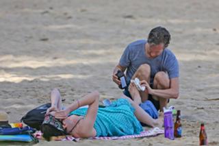 Anne Hathaway feet photo thumbnail