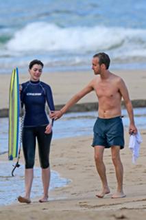 Anne Hathaway feet photo thumbnail