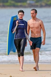 Anne Hathaway feet photo thumbnail