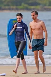 Anne Hathaway feet photo thumbnail