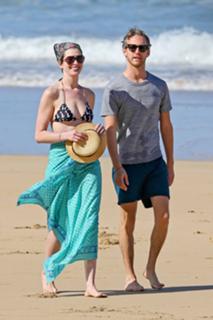 Anne Hathaway feet photo thumbnail