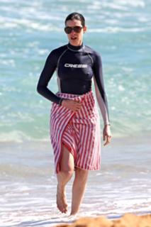 Anne Hathaway feet photo thumbnail