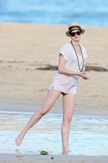 Anne Hathaway feet photo thumbnail