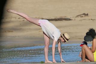Anne Hathaway feet photo thumbnail