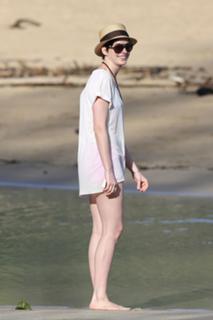 Anne Hathaway feet photo thumbnail