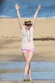 Anne Hathaway feet photo thumbnail