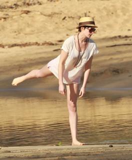 Anne Hathaway feet photo thumbnail