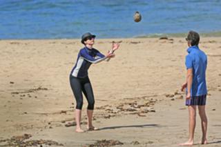 Anne Hathaway feet photo thumbnail