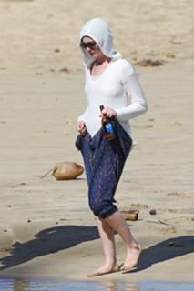 Anne Hathaway feet photo thumbnail