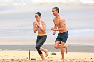 Anne Hathaway feet photo thumbnail