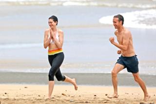 Anne Hathaway feet photo thumbnail