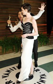Anne Hathaway feet photo thumbnail